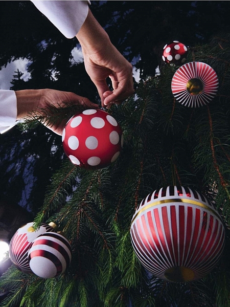 ALESSI Новогоднее Рождественское украшение шар DELIGHT. Дизайнерская елочная игрушка, стекло, 9 см, ручная роспись, NZ04 4